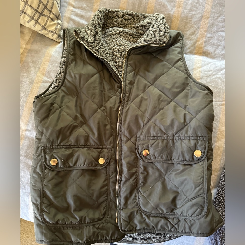 Reversible green vest one side is furry soft. Size small, great condition